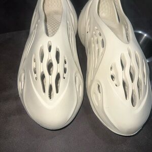 Mens Cream Yezzy foams size 8